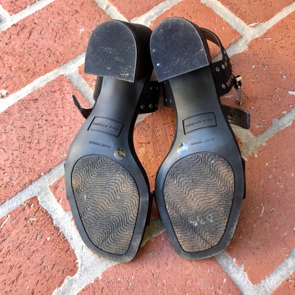 ๐๐ฅ๐ฅMax Studio!! Black Microsuede Sandals - Sz 8M - Excellent Condition! - Picture 9 of 15